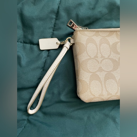 Coach Double Corner Zip Wristlet NWOT in Beige - Picture 5 of 16